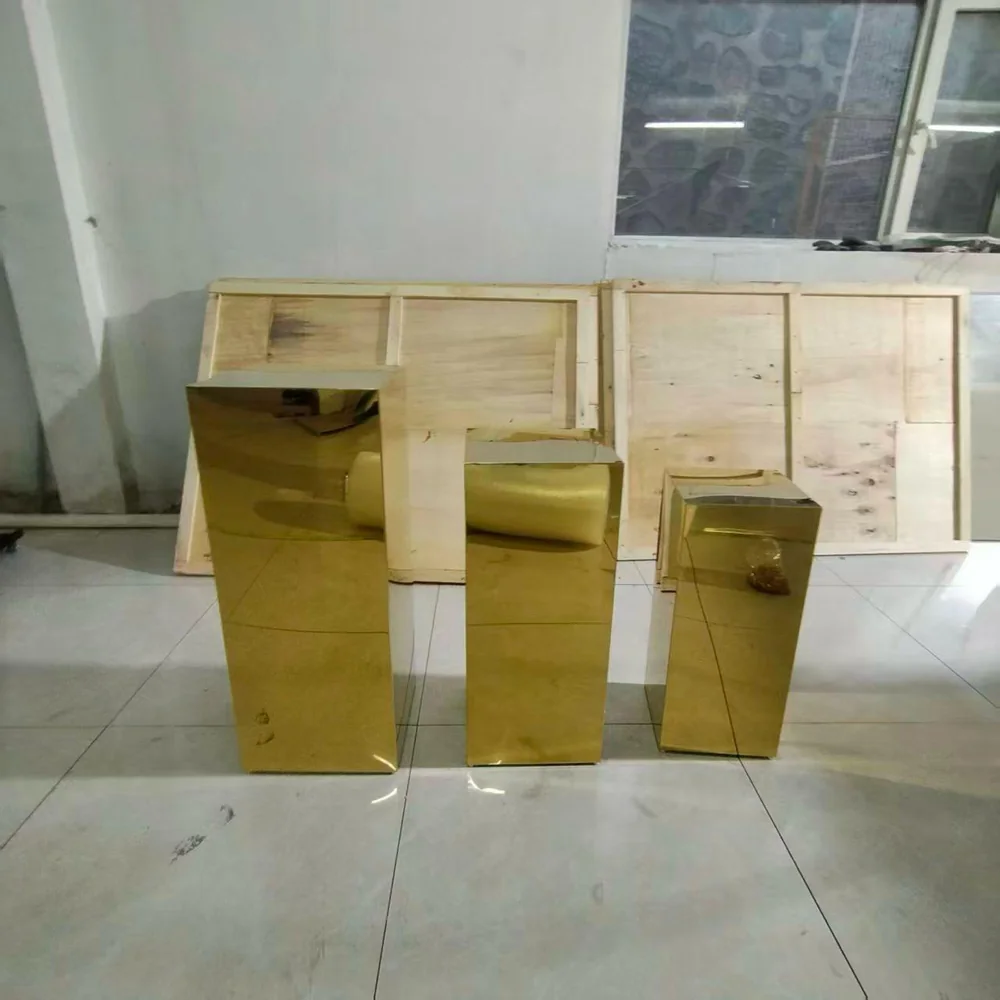 Gold Mirrored Plinth Set